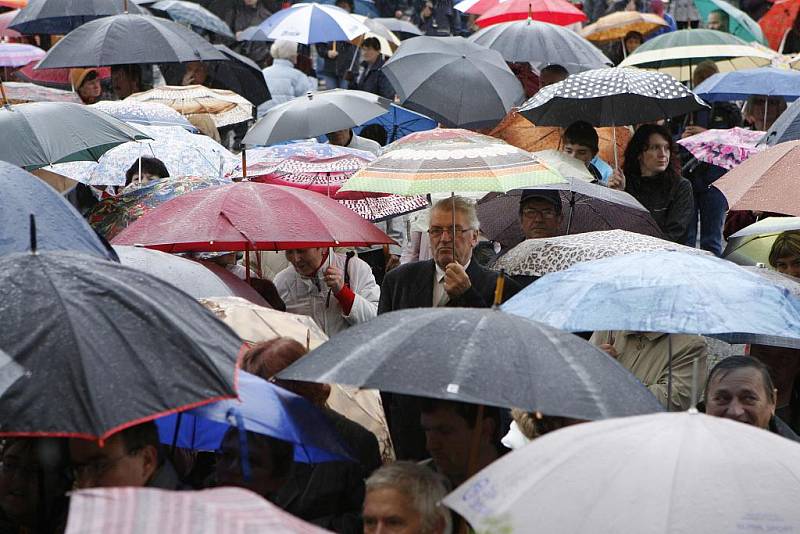 Město Týn nad Vltavou na Českobudějovicku se po 68 letech znovu dočkalo dvou zvonů. Nové zvony pořídilo město u pasovské zvonařské firmy Perner a v pondělí večer je nechalo přivést na náměstí, aby v úterý na sv. Václava byly vysvěceny a pověšeny do věže m