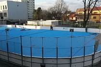 Hokejbalové hřiště na Pedagogu má nový umělý povrch.