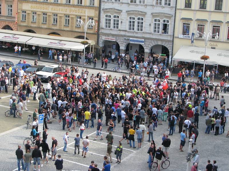 Skupina protestujících se vydala směrem k sídlišti Máj