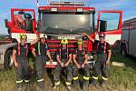 Nasazení jihočeští hasiči dokumentují svou činnost v obci Lužice na Hodonínsku, kde se minulý týden prohnalo ničivé tornádo.