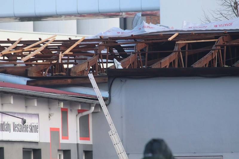 Utržená střecha skladu firmy Šropatex v Budějovicích.