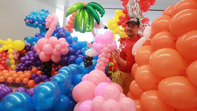 Největší balonková výstava na budějovickém výstavišti. Připravuje ji Tomáš Okurek a Michaela Štěpničková.