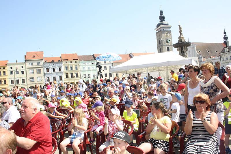 Na náměstí v Českých Budějovicích vystupují děti z místních ZUŠek.
