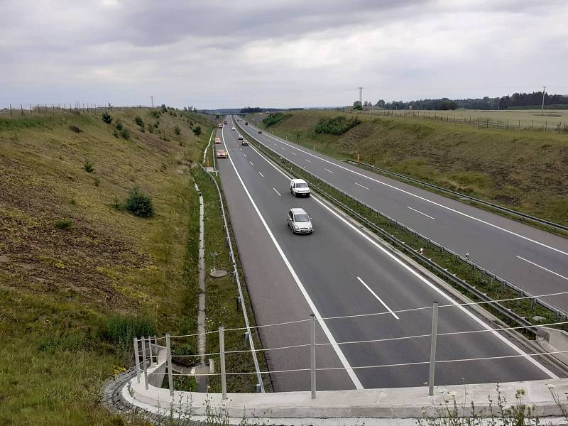 Na dálnici D3 z Budějovic na Mezno hrozí aquaplaning.