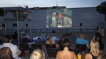 Legendární komedie režiséra Oldřicha Lipského, přilákala ve středu po setmění na střechu budějovického IGY Centra desítky lidí.
