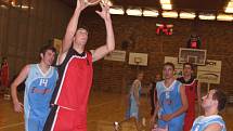 Basketbalisté Českých Budějovic v duelu týmů ze dna ligové tabulky dvakrát povinně porazili poslední Tábor .