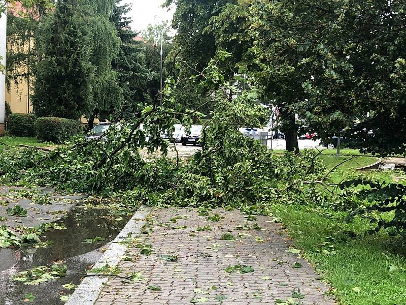 Následky bouřky v Českých Budějovicích na Pražském předměstí.