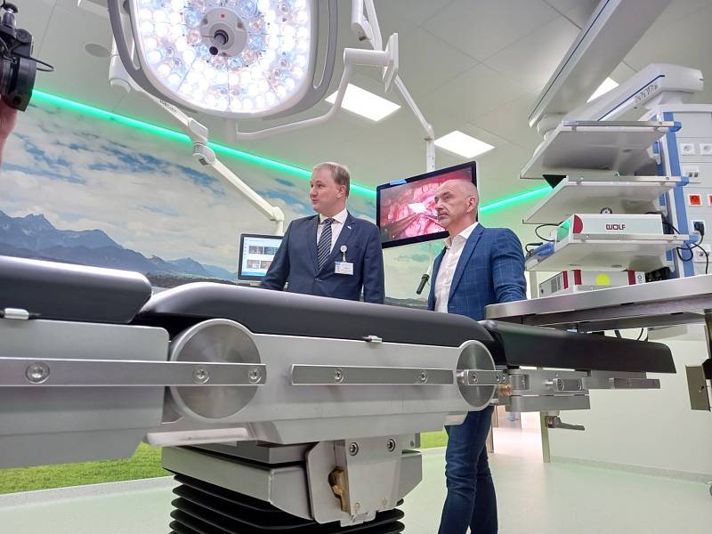 Dvanáct nových operačních sálů a novou centrální sterilizaci představili v pátek 10. června 2022 v Nemocnici České Budějovice. Na snímku generální ředitel nemocnice Michal Šnorek (vlevo) a jihočeský hejtman Martin Kuba.