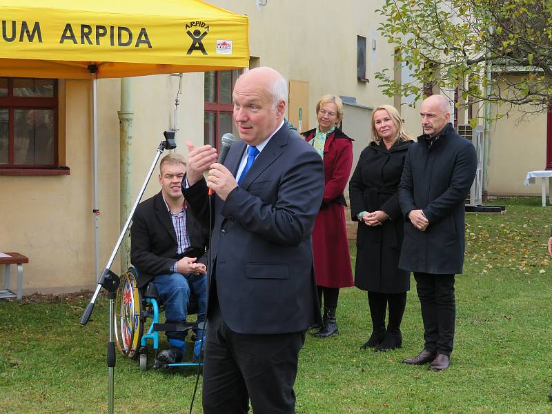 Arpida+ campus životních příležitostí může už za dva roky pomáhat dospělým lidem s tělesným a kombinovaným postižením. V pondělí 8. listopadu se symbolicky klepalo na základní kámen.