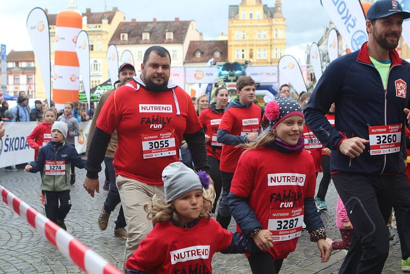 Sobotní běh v Českých Budějovicích NightRun odpoledne začal rodinných během FamilNutrend run.