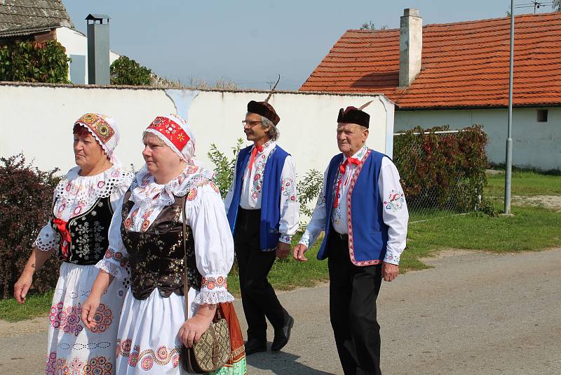 V Plástovicích obnovili v sobotu 9. září tradici dožínek. Přišli se podívat domácí i přespolní. V průvodu hráli prim baráčníci z Pištína nebo technika ZOD Blata Sedlec.