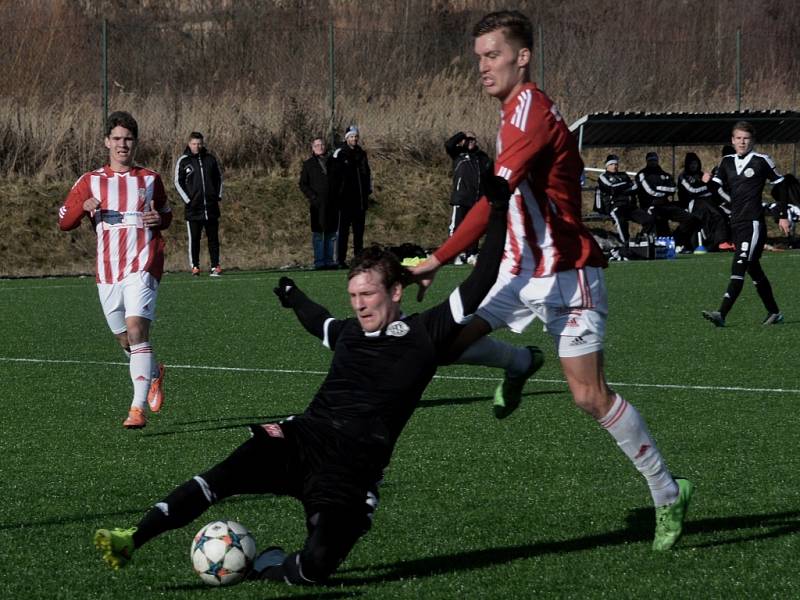 Milan Ujec padá po faulu žižkovského Tomáše Petráška: Dynamo - Žižkov v přípravě 4:0.