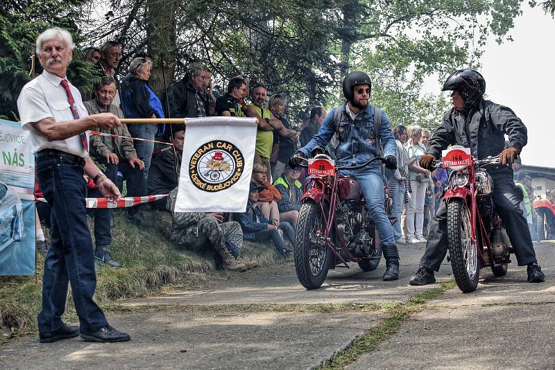 Sobotu si užili milovníci starých aut a motorek s Rallye Křivonoska.