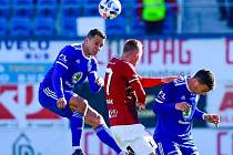 Fotbalisté Dynama prohráli v Mladé Boleslavi 0:2 (na snímku před Ondřejem Mihálikem hlavičkuje boleslavský Marek Suchý, vpravo Vojtěch Smrž.