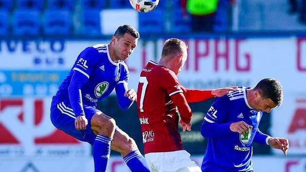 Fotbalisté Dynama prohráli v Mladé Boleslavi 0:2 (na snímku před Ondřejem Mihálikem hlavičkuje boleslavský Marek Suchý, vpravo Vojtěch Smrž.