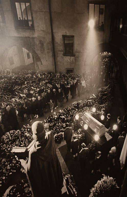 Výstava Palachův týden 1969 začala v úterý v písecké Sladovně. Nabízí dobové fotografie z událostí roku 1969 i posmrtnou masku Jana Palacha. Tu do Písku osobně přivezl její autor akademický malíř Olbram Zoubek