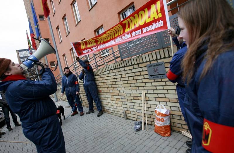 Zasedání jihočeských krajských zastupitelů v Českých Budějovicích zpestřili demonstranti v kostýmech uniforem Lidových milic.