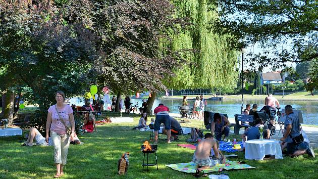 Piknikem u řeky přivítali v sobotu odpoledne léto obyvatelé a návštěvníci Týna nad Vltavou.