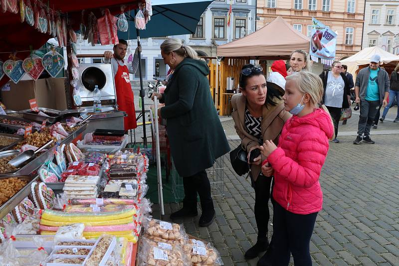 Švestkové trhy na českobudějovickém náměstí Přemysla Otakara II. přilákaly mnoho kolemjdoucích.