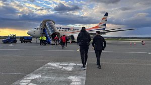 Třinečtí Oceláři se právě chystají k odletu z letiště v Ostravě Mošnově na šestý čtvrtfinálový duel do Českých Budějovic.t