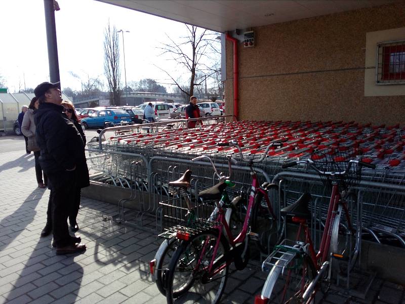 Dlouhé fronty aut se ve čtvrtek ráno tvořily na parkovišti u českobudějovického obchodního domu Kaufland.