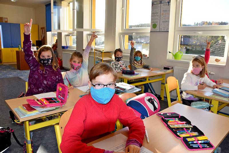 Žáci 1. a 2. tříd ZŠ Boršov nad Vltavou se vrátili do školních lavic.
