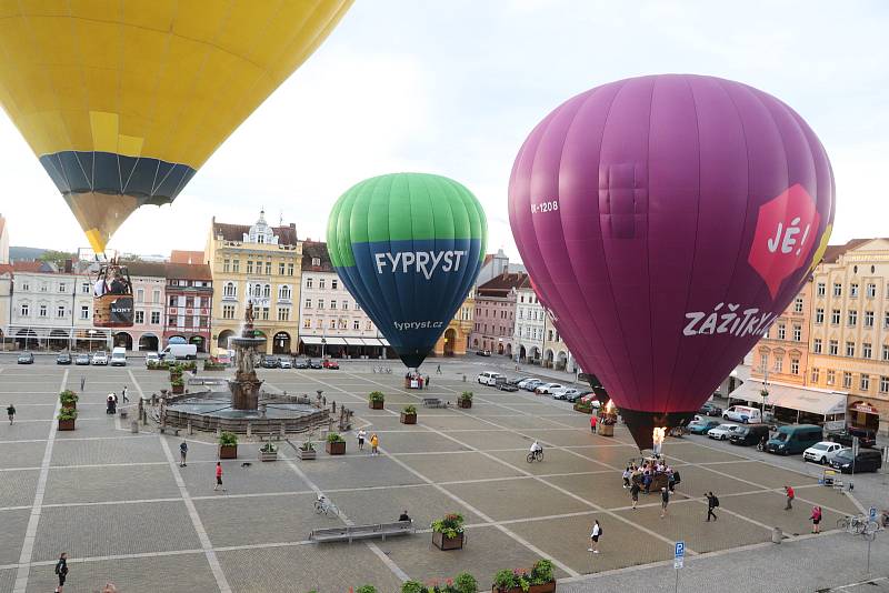 Čtyři horkovzdušné balony vzlétly ve čtvrtek v ranních hodinách z českobudějovického náměstí Přemysla Otakara II.