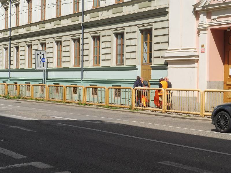 Budějčtí bezdomovci uklízeli v pátek 3. července Rudolfovskou třídu. Vedl je dobrovolník František. Za odměnu dostanou stravenky.