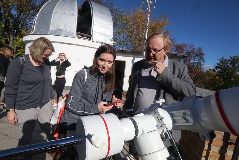 Lidé pozorovali zatmění Slunce 25. října také v českobudějovickém planetáriu.