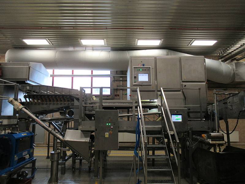 V choustnickém pobočce firmy Intersnack vyrábí zaměstnanci na dvou linkách tradiční české brambůrky Bohemia a na třetí křupavé snacky různých tvarů například Pom-Bär.
