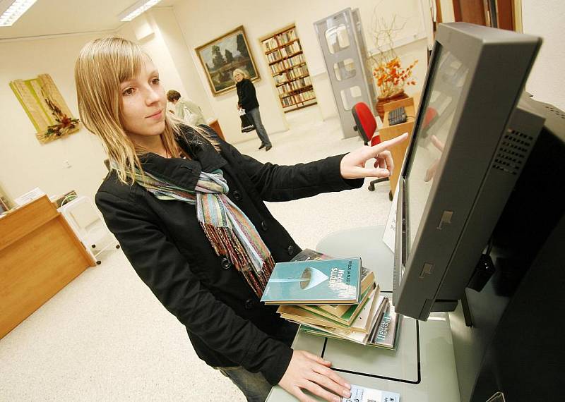 Na pobočce Jihočeské vědecké knihovny ve Čtyřech Dvorech spustili včera moderní samoobslužné zařízení. Čtenáři si díky němu mohou vypůjčit knihy zcela sami, bez čekání u pultu. Pobočka nyní vlastní na 21 tisíc svazků, chodí sem asi 1300 kmenových čtenářů