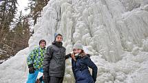 O víkendu proudily do Terčina údolí davy turistů, kteří se chtěli pokochat pohledem na zamrzlý vodopád.