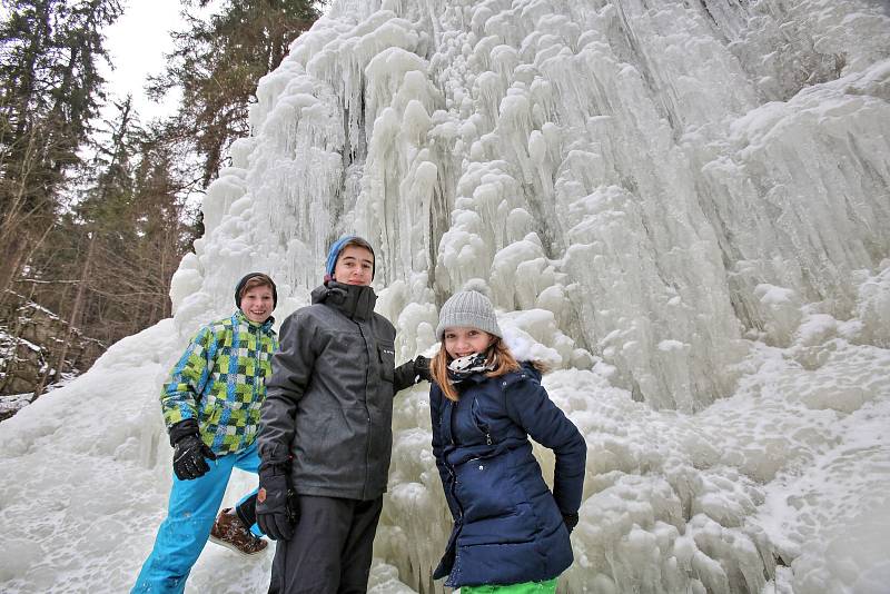 O víkendu proudily do Terčina údolí davy turistů, kteří se chtěli pokochat pohledem na zamrzlý vodopád.