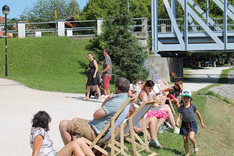 Kejklíři a žongleři bavili na nábřeží v Týně nad Vltavou.