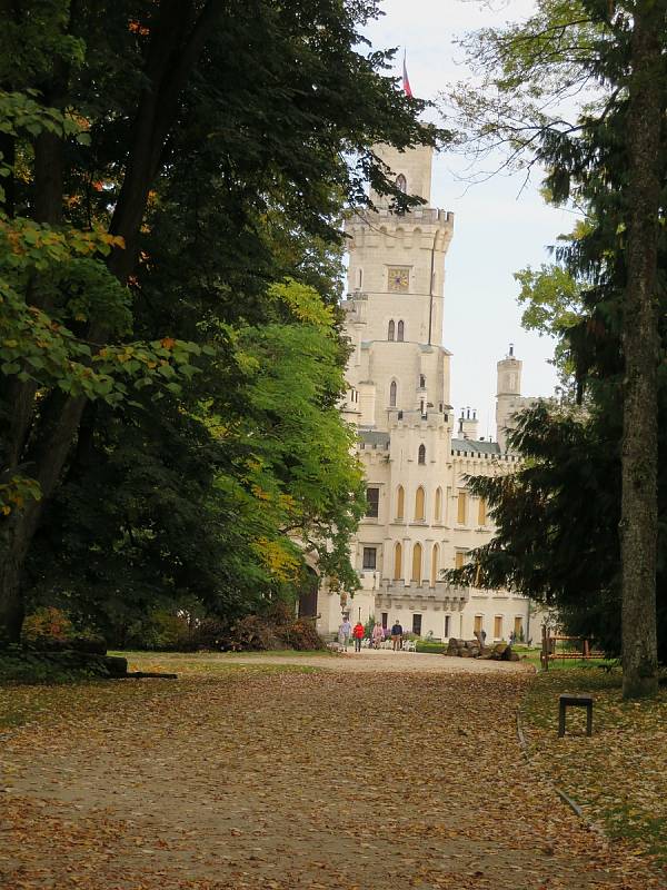 Romantika v barvách podzimu. Tak vypadá zámek Hluboká nad Vltavou s parkem aktuálně.