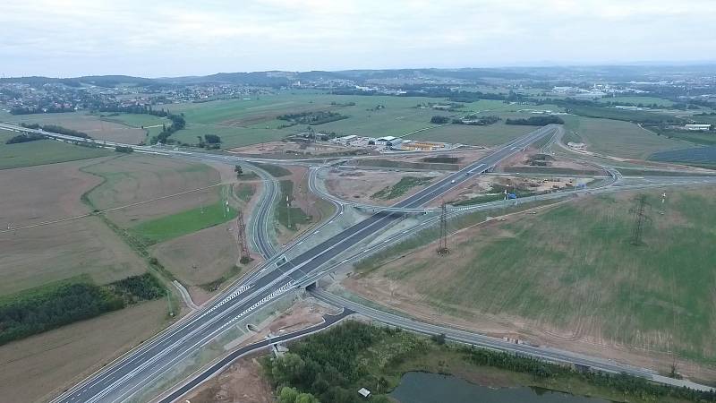 Nové vodorovné dopravní značení na kruhovém objezdu v českobudějovické Okružní ulici, které souvisí s novým úsekem D3, zmátlo v pondělí ráno řidiče. Stalo se tu hned několik dopravních nehod.