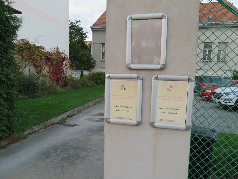 Štáb ČSSD v Českých Budějovicích na Rudolfovské ulici si užívá společné setkání, i když výsledky parlamentních voleb nejsou ideální.