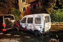 U Trojice v Budějovicích v noci shořelo auto. Oheň poškodil i dvě další.