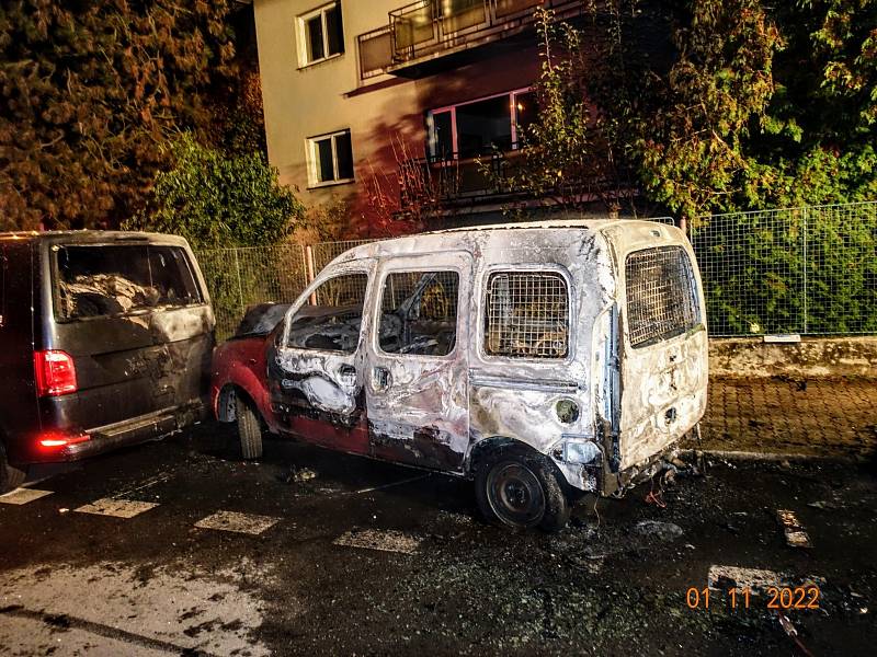 U Trojice v Budějovicích v noci shořelo auto. Oheň poškodil i dvě další.