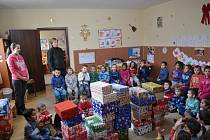 Děti v rumunské škole se nemohly dočkat.