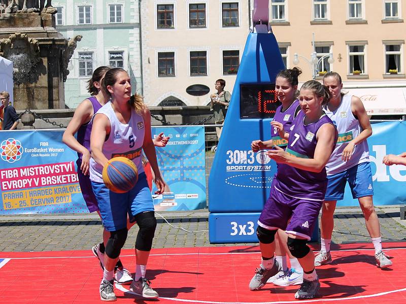 České Budějovice - Sobota 10. června patří na náměstí Přemysla Otakara II. v Českých Budějovicích basketbalu. Po roce tam dorazila Chance 3x3 Tour. U Samsona vyrostly čtyři kurty s mobilními koši.