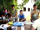 Spoustu zážitků si z letošního tábora na Lipensku odvezou děti z Českobudějovicka i jejich tři kamarádi z Kanady a USA. O to, že na ně nezapomenou, se starají i pravidelné reportáže, které o každodenních aktivitách připravují. 