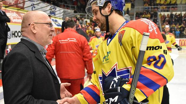 Sympaťákovi WSM ligy Mitchi Fillmanovi gratuluje manažer soutěže Pavel Setikovský.