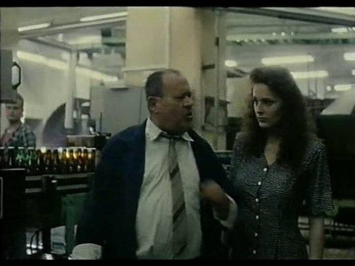 Záběr z filmu Divoké pivo. V třeboňském pivovaru u stáčecí linky natáčejí Josef Augusta (pivovarský úředník) a Markéta Hrubešová. 