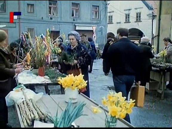 Záběr z filmu Tichý společník, který se natáčel v Českých Budějovicích. Pán s kufříkem, to byla úloha komparzisty Miroslav Mojhy (zády) na Piaristickém náměstí, kde se točil trh. 