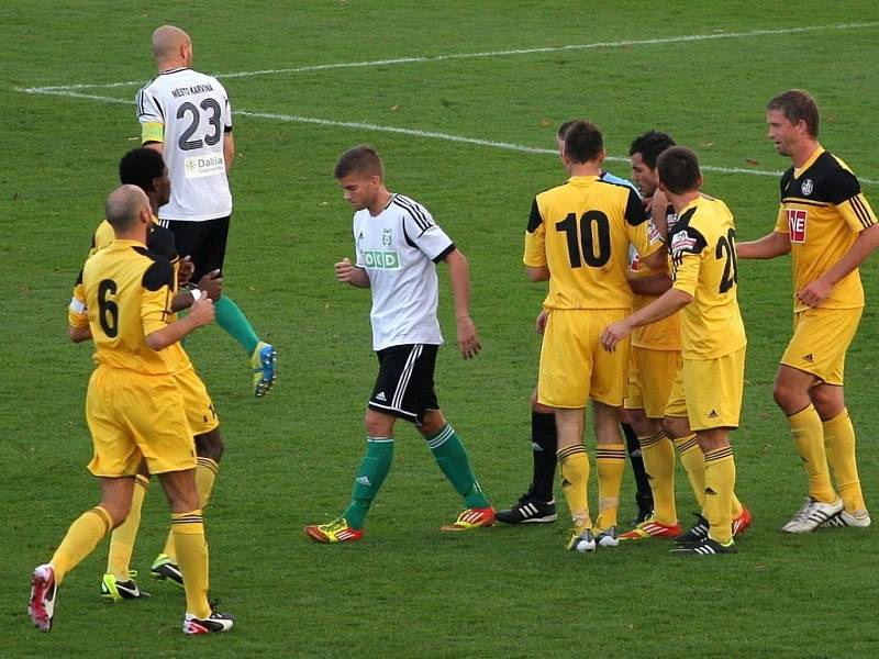 Fotbalisté Dynama se po výhře v Karviné vrátili do hry o postup. Na snímku se radují z Vyskočilova gólu na 2:0. 