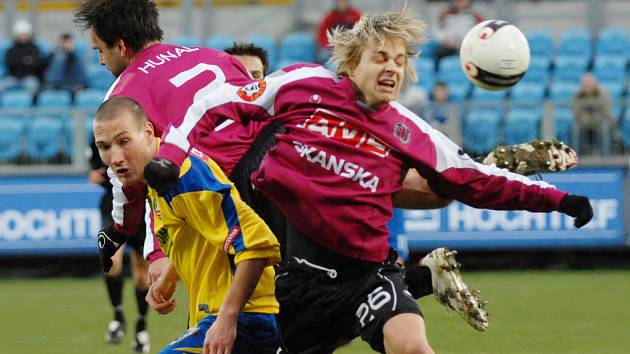 Martin Bača (v souboji s Tomášem Hunalem a Jaroslavem Černým) měl v nedělním zápase I. ligy proti Dynamu největší šanci Zlína, avšak gól z ní nedal.