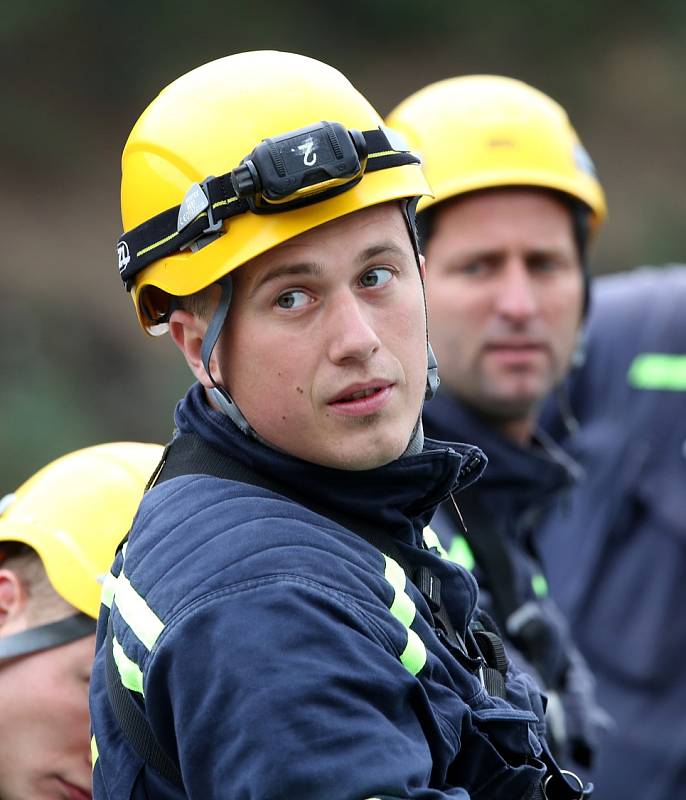 Lezecké cvičení hasičů na Husinecké přehradě