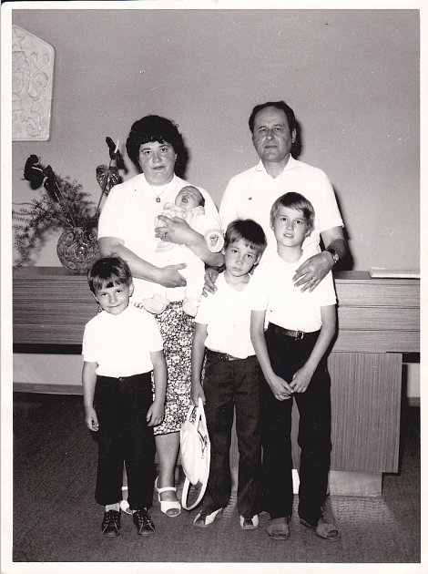 Rodina Sekyrkova. Rodiče Marie a Oto Sekyrkovi, v zavinovačce Michael, zleva stojí dole Pavel, Vlastimil a Antonín.