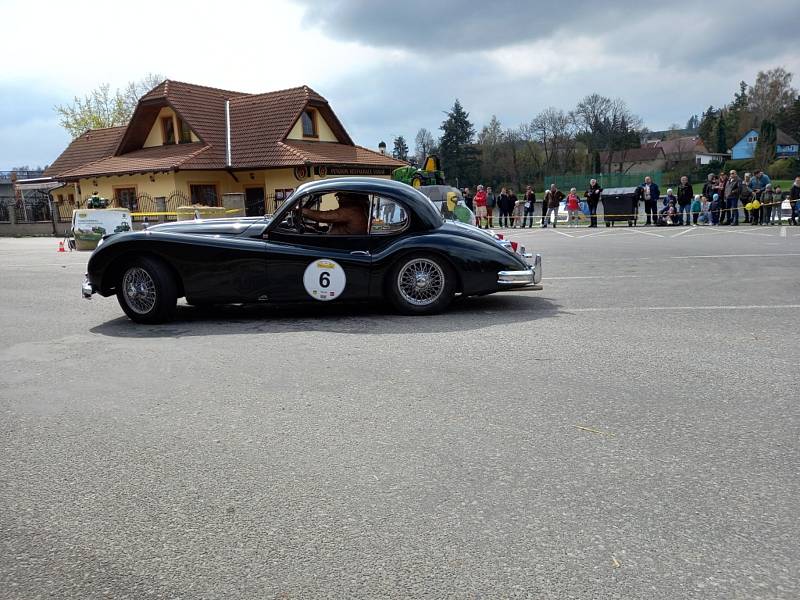 Kontrolní test veteránské rallye Spring Classic v Týně nad Vltavou.